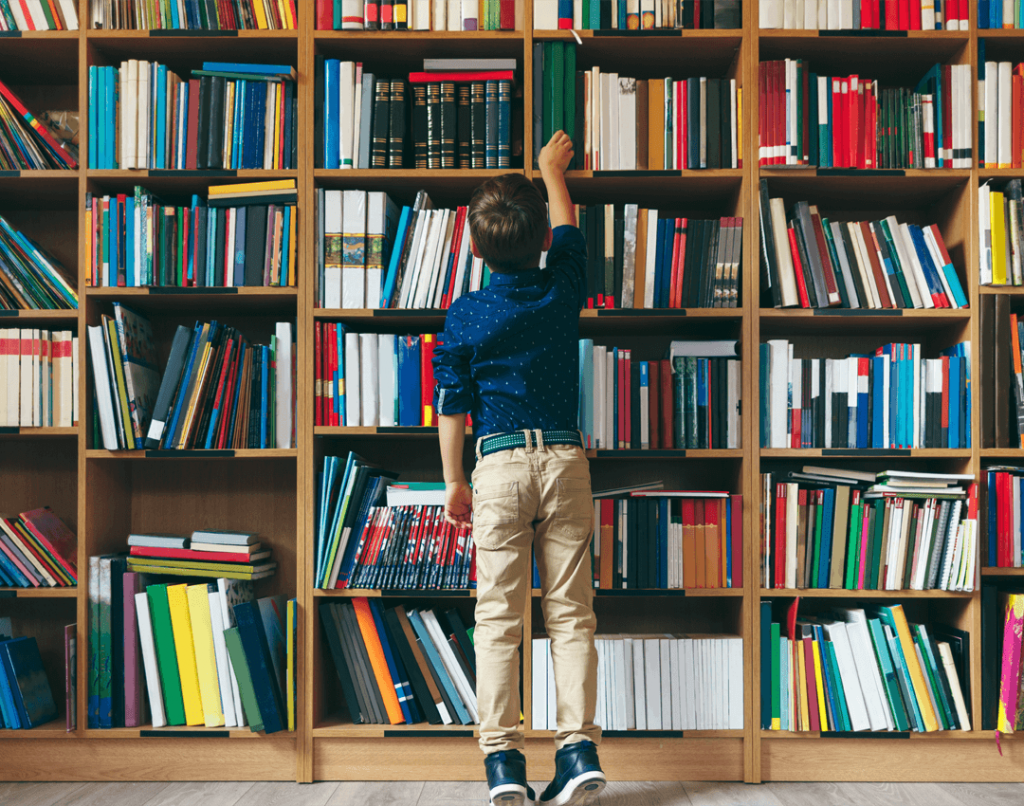 Read school. Мальчик в библиотеке. Фотосессия в библиотеке мальчик. Фотосессия юноши в библиотеке. Имидж библиотеки.